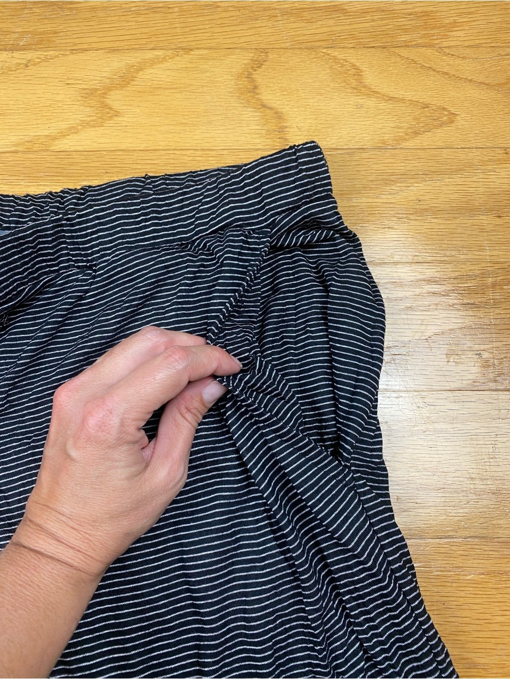 Alembika Linea Crinkle Pants, Black Striped, Size 4 (US 12-14) - Picture 4 of 11